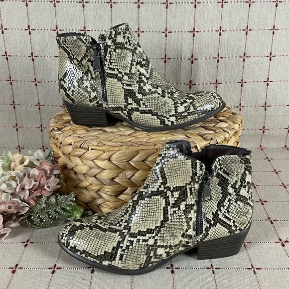 UNIONBAY Shoes - UnionBay “Tabby” Snakeskin Embossed Faux Leather Ankle Boots Women’s Sz 6 NWOB